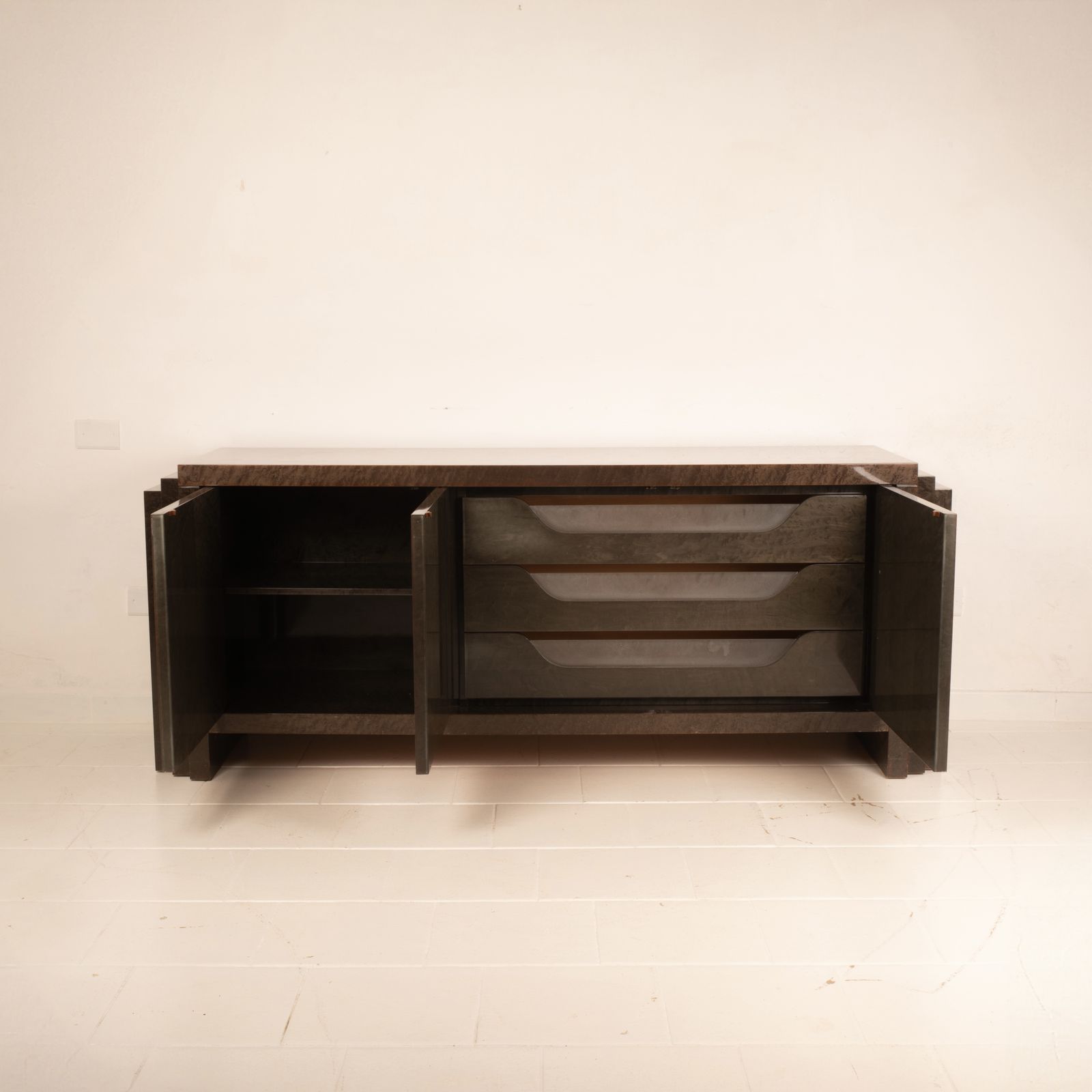 10391.0 Luciano Frigerio Postmodern Chiaro Di Luna Sideboard In Bird’s Eye Maple, 1980 photo