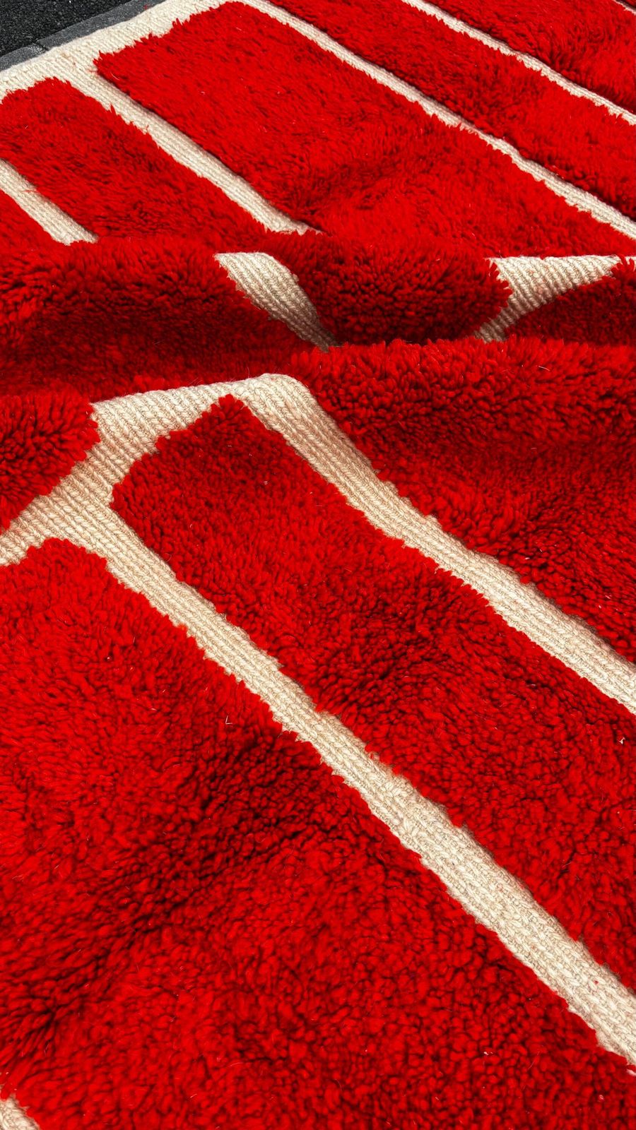 photo vintage Handwoven Moroccan Mrirt Wool Rug 190x300 Cm | Red And Cream Geometric Design | Modern Berber Carpet / Moroccan Beni Ourain Carpet