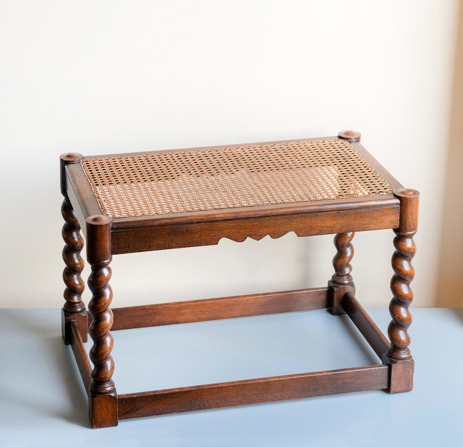 Rustieke Eikenhouten Bank Met Rieten Zitting – Handgemaakt Nederlands Accentstuk Uit De Jaren 1930 – Donkerbruin Gevlochten Kruk – Barley Twist Vintage Woondecoratie photo Meubels