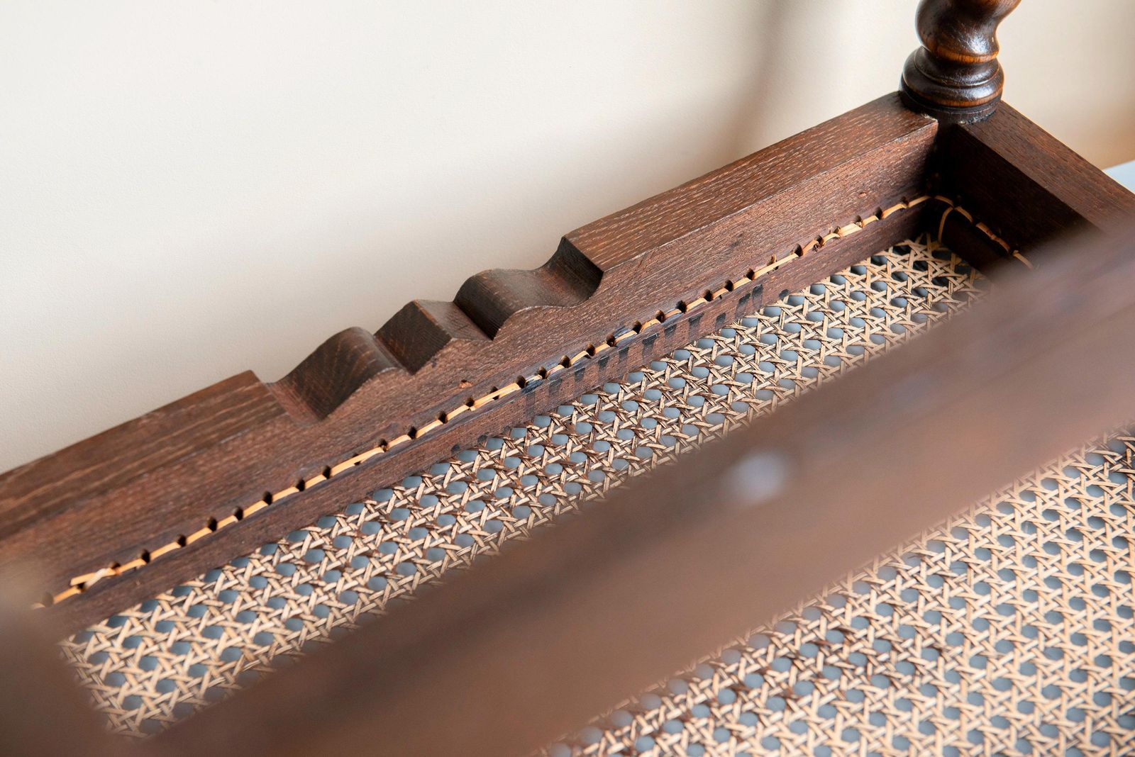 323.0 Rustieke Eikenhouten Bank Met Rieten Zitting – Handgemaakt Nederlands Accentstuk Uit De Jaren 1930 – Donkerbruin Gevlochten Kruk – Barley Twist Vintage Woondecoratie photo