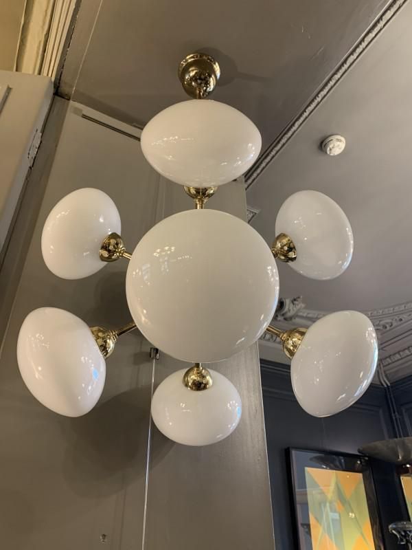 Verlichting Sputnik Hanglamp In Goudkleurig Messing Met 8 Opaline Glazen Bolkappen, Jaren 1970 photo