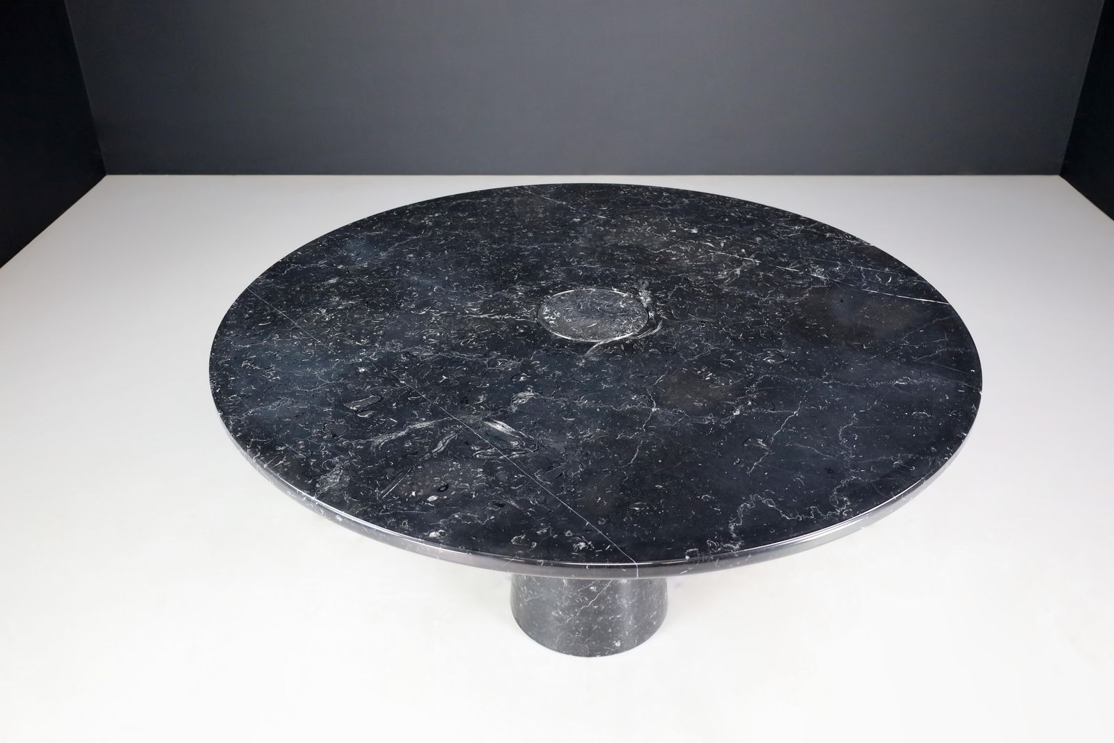 photo furniture Angelo Mangiarotti For Skipper 'Eros' Round Dining Table In Marquina Marble 1970