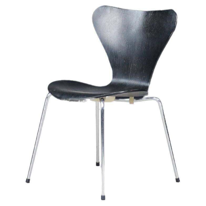 Scandinavian Black Arne Jacobsen For Fritz Hansen 3107 Series 7 Dining Chair