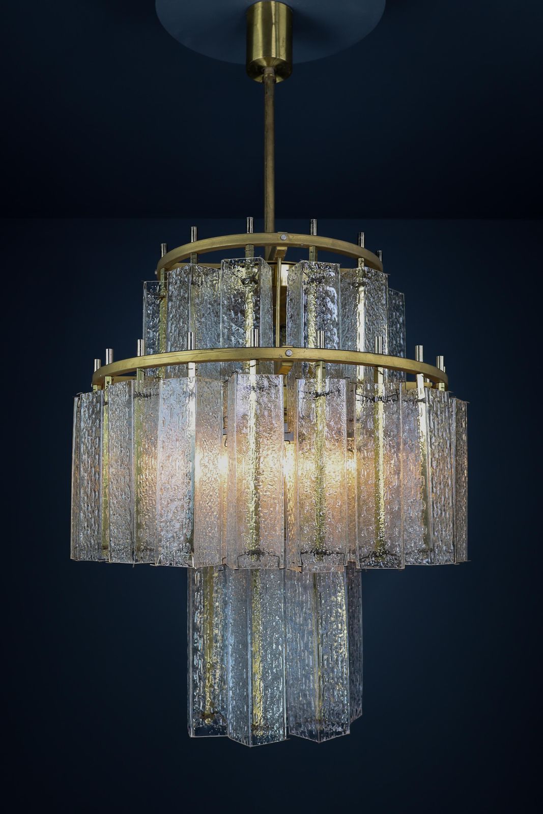 Le Grande Xl Midcentury Chandelier In Brass & Structured Ice Glass, Austria 1950 photo vintage