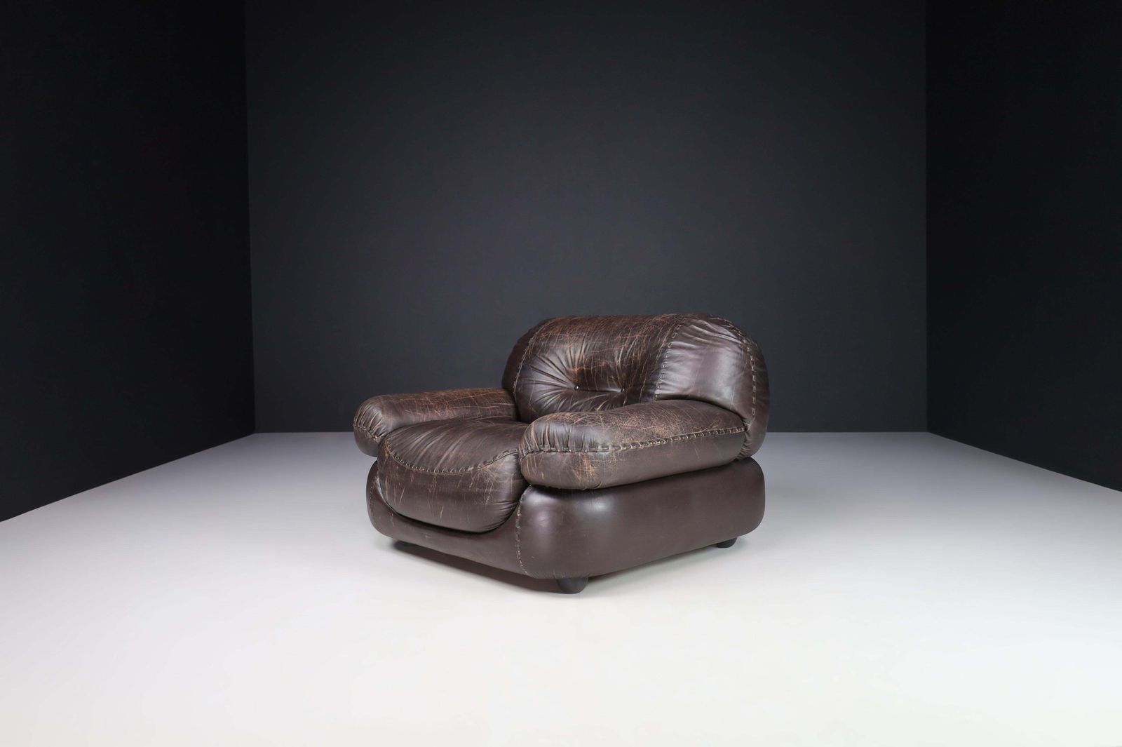 4792.0 Couple Of Lounge Chairs In Patinated Brown Leather By Sapporo For Mobil Girgi photo