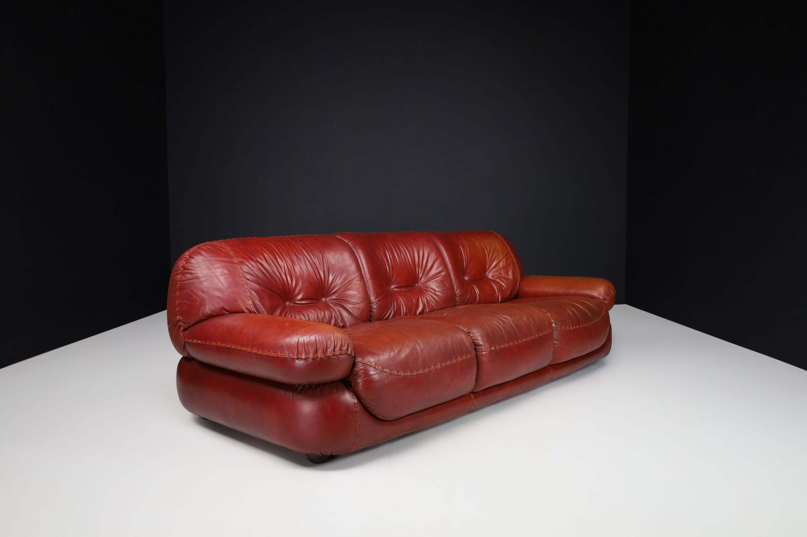 Large Lounge Sofa In Bordeaux Leather By Sapporo For Mobil Girgi, Italy, 1970 photo 4526.0