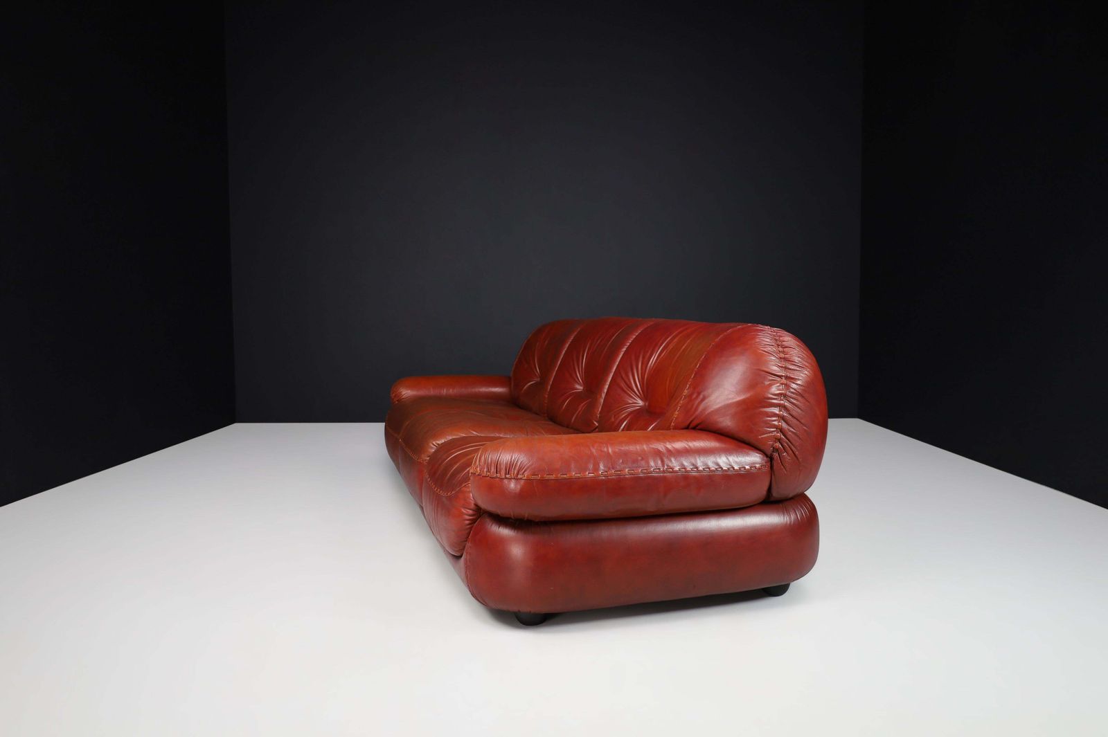 Large Lounge Sofa In Bordeaux Leather By Sapporo For Mobil Girgi, Italy, 1970 photo vinterior