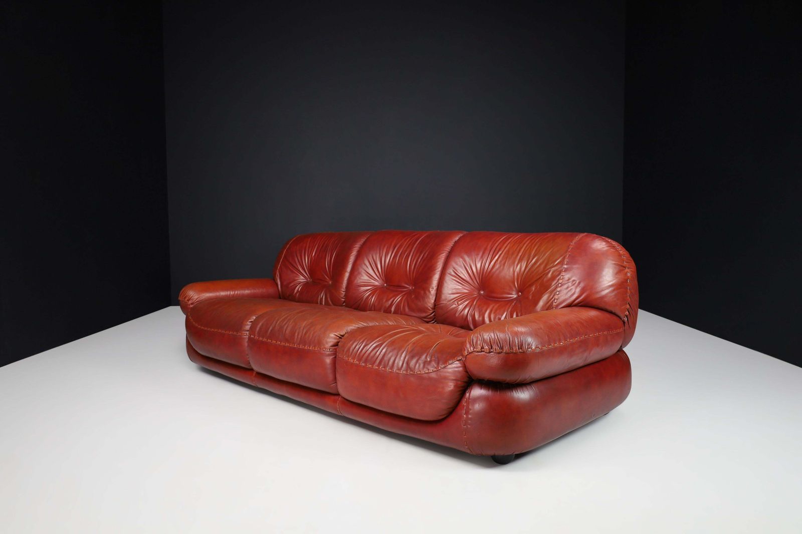 Furniture Large Lounge Sofa In Bordeaux Leather By Sapporo For Mobil Girgi, Italy, 1970 photo