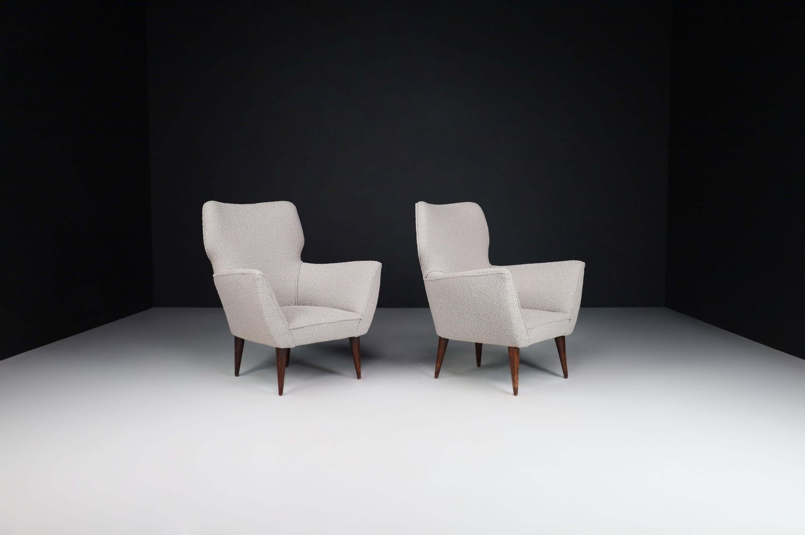 photo furniture Armchairs With Tapered Wooden Legs In The Style Of Gio Ponti, Italy, In The 1950