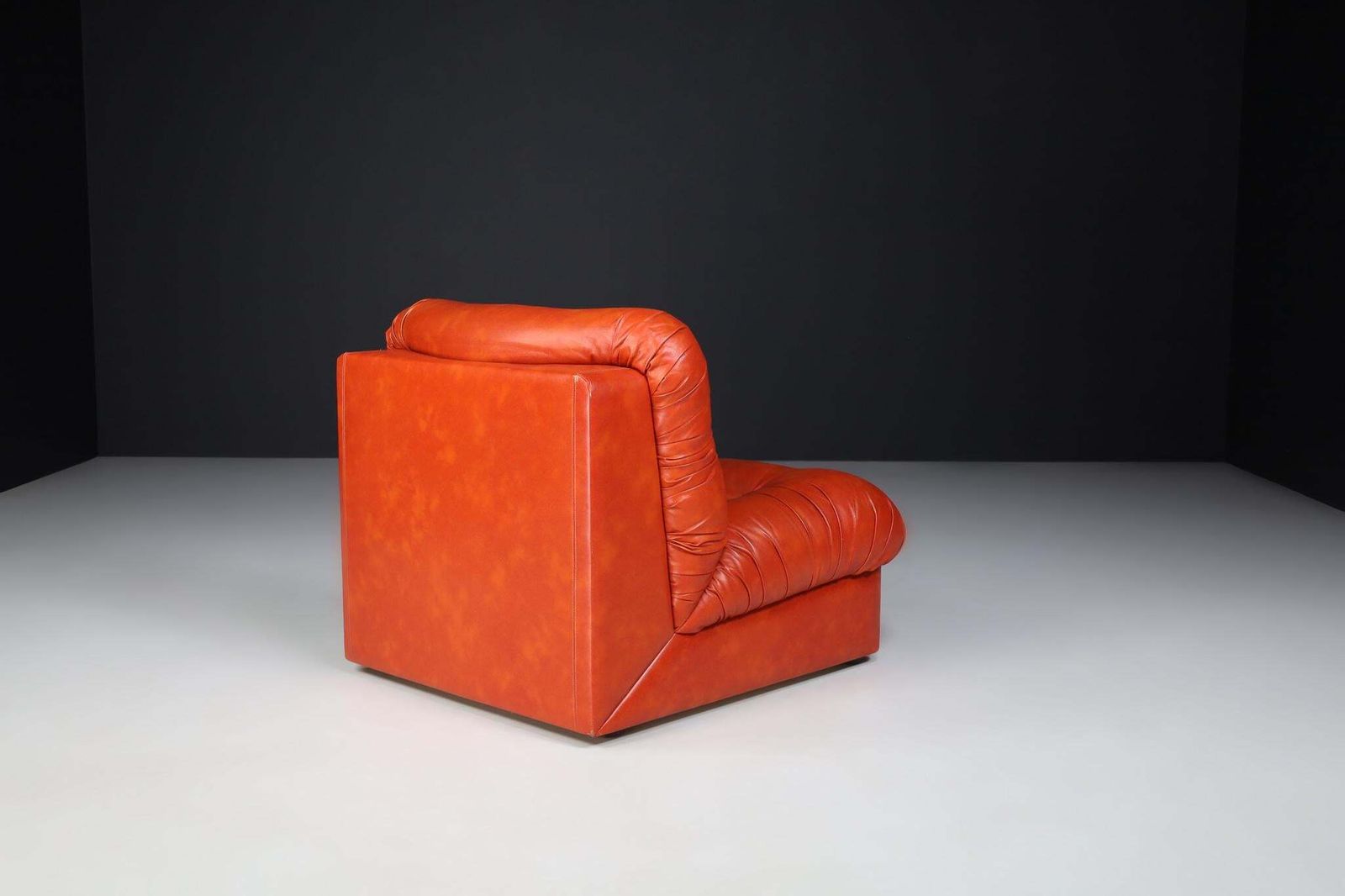 photo vinterior Set Of Four Red Leather Mid Century Lounge Chairs, Sofa , Italy 1970