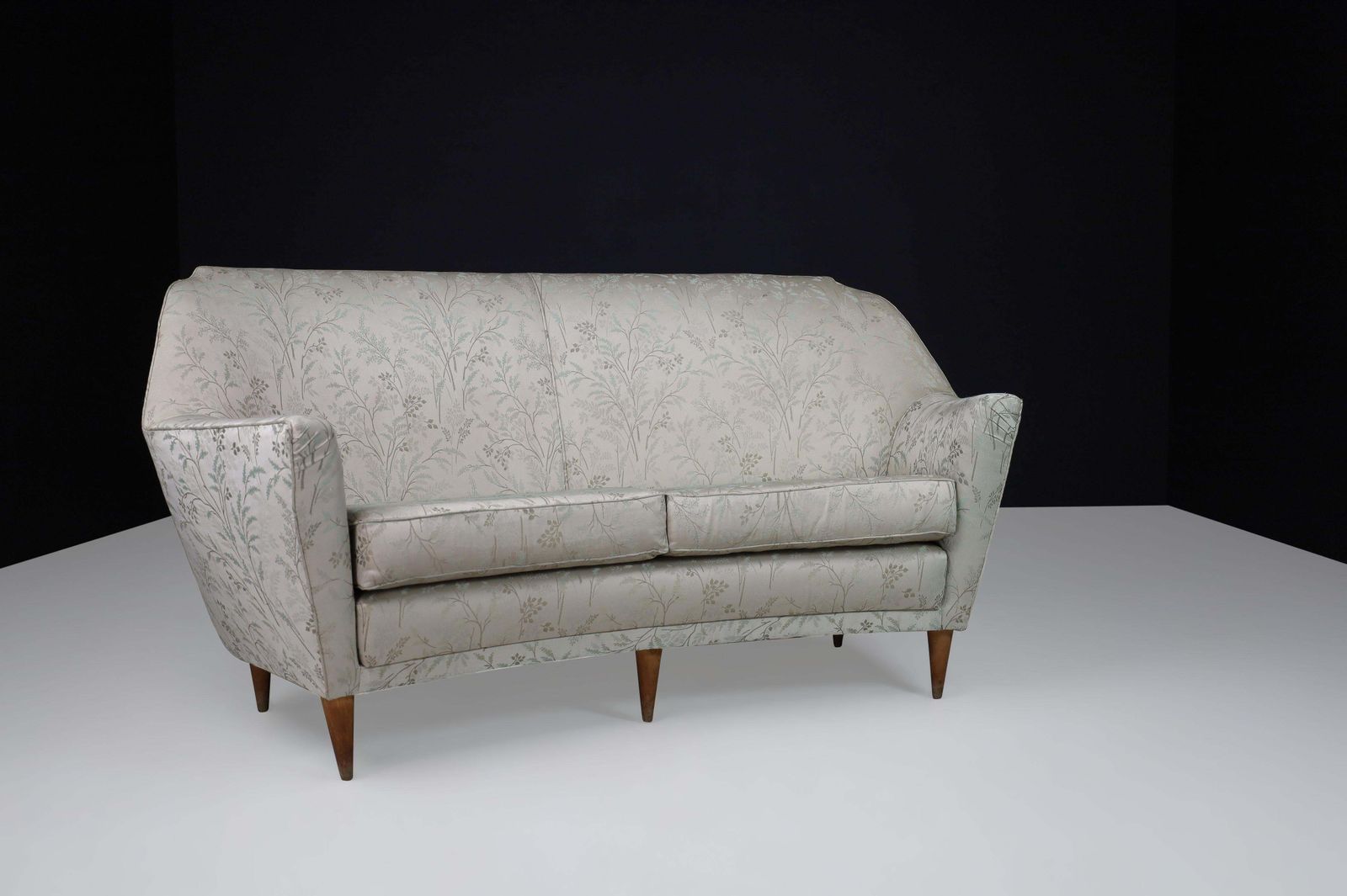 photo furniture Mid Century Sofa In Leaf Motif Fabric And Tapered Wooden Legs, Italy, 1950s