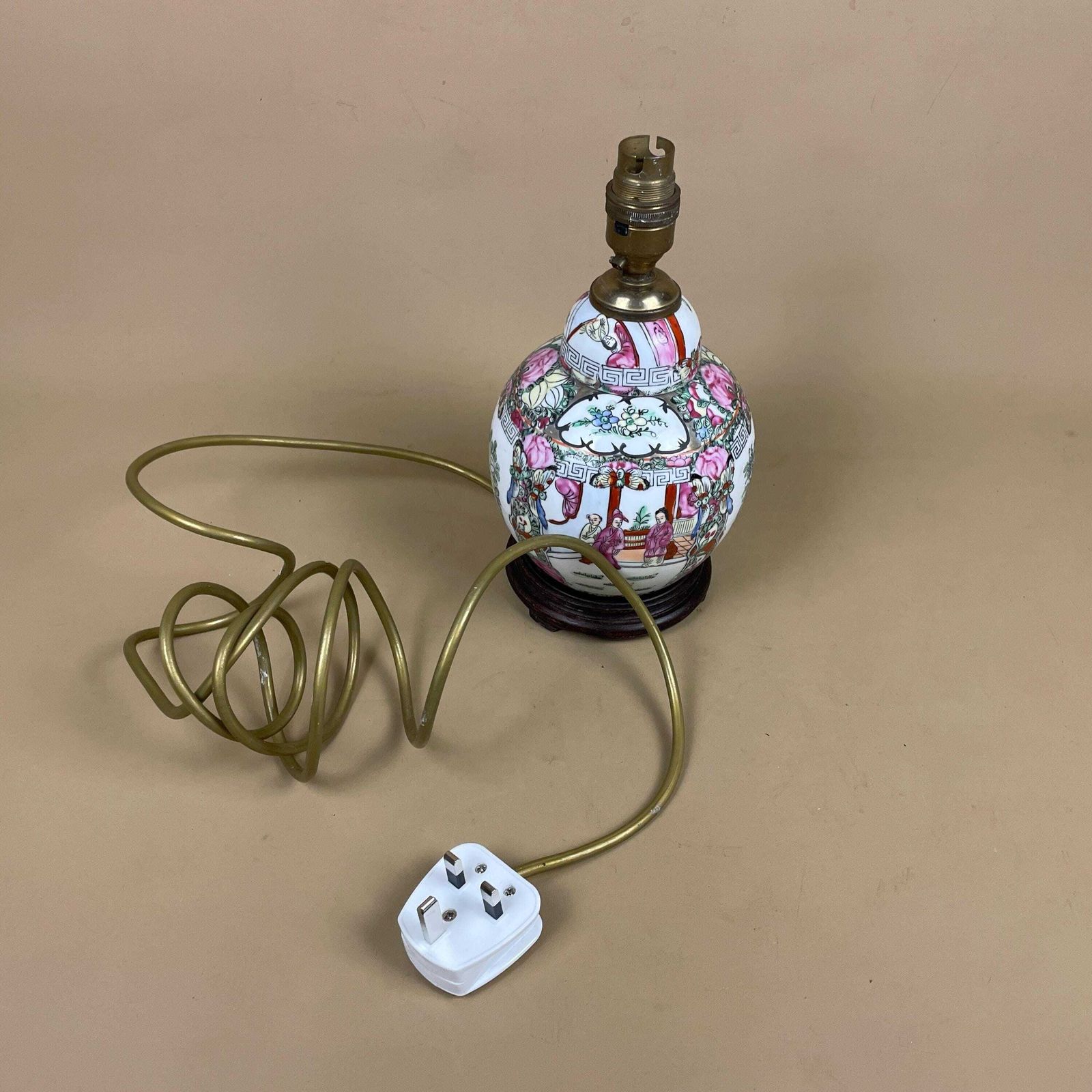 photo vinterior Oriental Ceramic Lamp Light Bedside Table Hand Painted Design Pattern Wood Base Chinese Vase Antique Brass Vintage Ginger Jar White