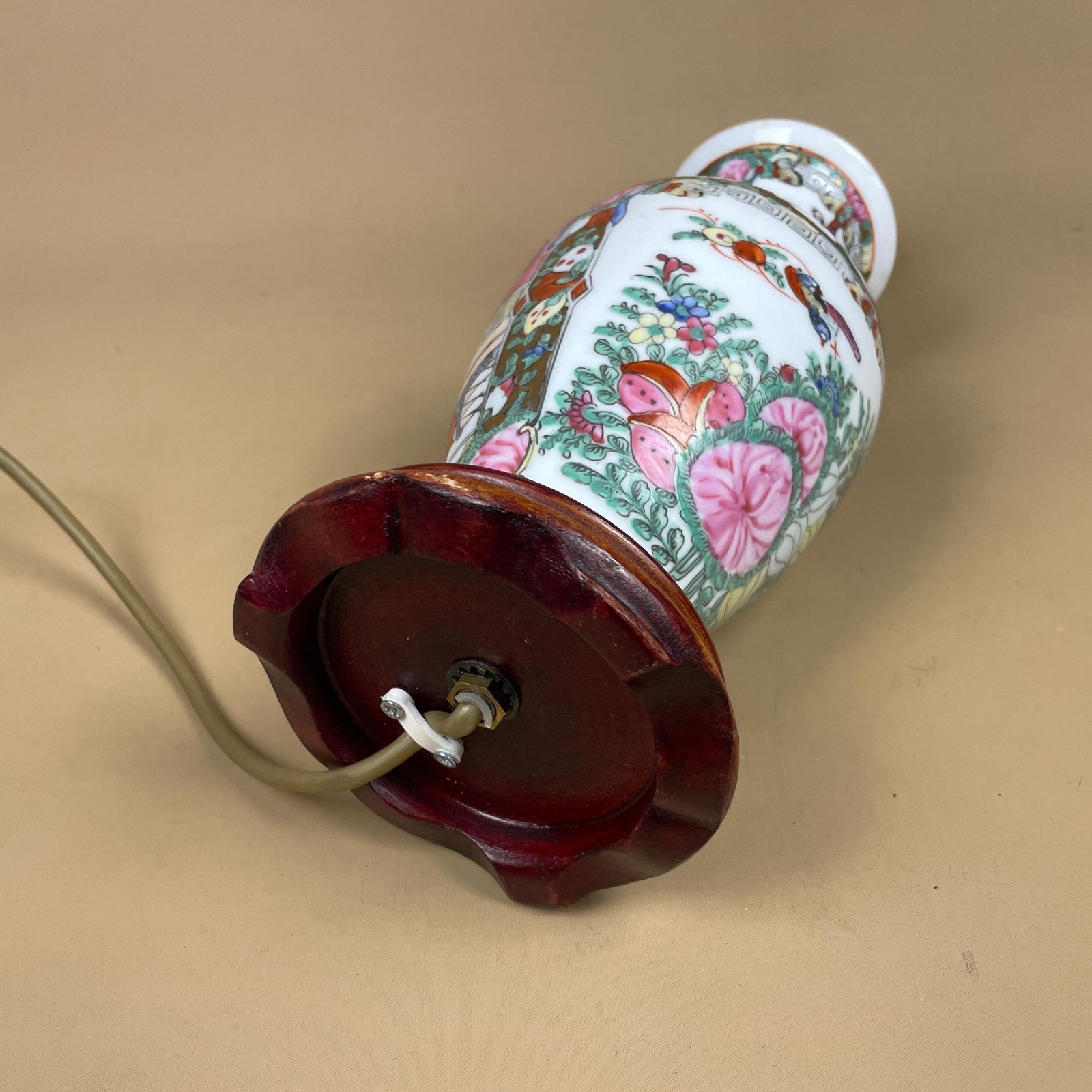 photo furniture Oriental Ceramic Lamp Light Bedside Table Hand Painted Design Pattern Wood Base Chinese Vase Antique Brass Vintage Ginger Jar White