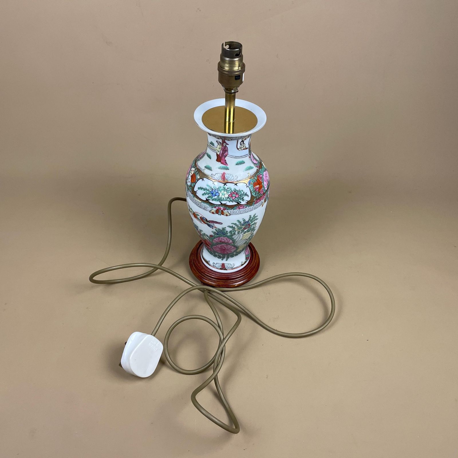 85.0 Oriental Ceramic Lamp Light Bedside Table Hand Painted Design Pattern Wood Base Chinese Vase Antique Brass Vintage Ginger Jar White photo