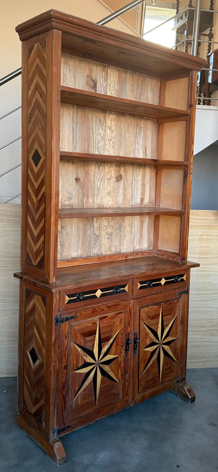 Mobilier Bibliothèque en pin à marqueterie, deux portes et tiroirs, XIXe siècle photo