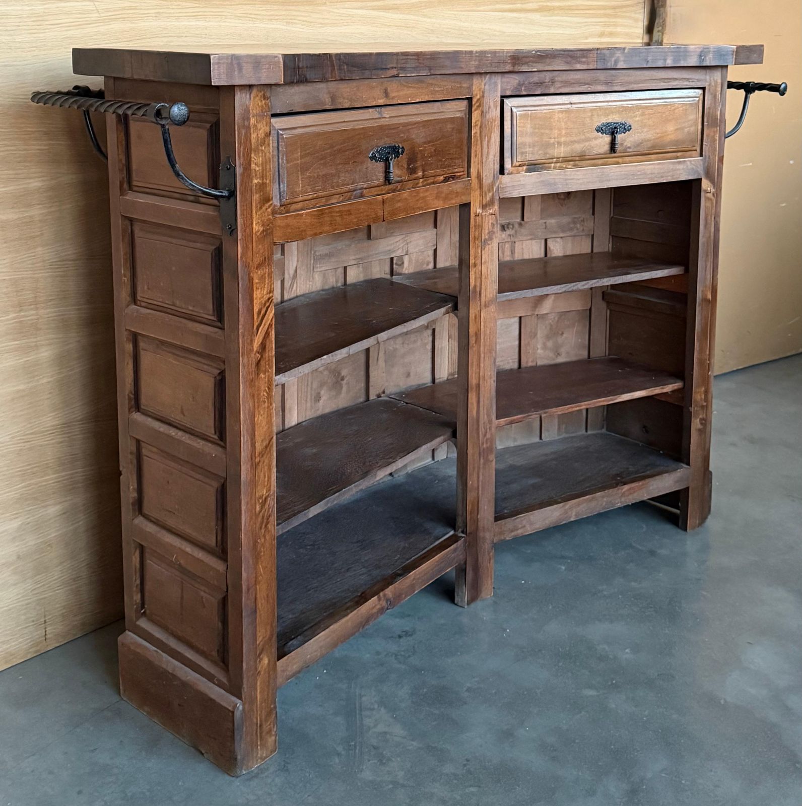 Mobilier Comptoir de barbier espagnol en noyer sculpté, Renaissance castillane, années 1930 photo