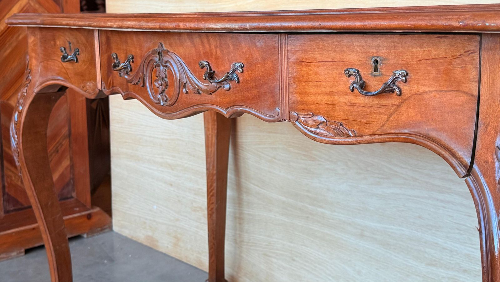 2987.0 Bureau en bois de style Louis XV, France, XXe siècle, 1920 photo