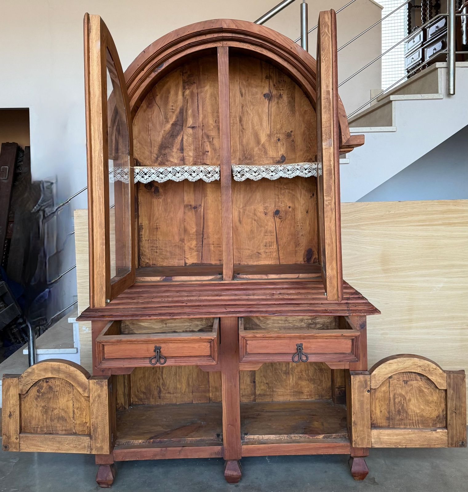 Armoire ou cabinet rustique du début du XXe siècle en chêne massif à façade vitrée photo vinterior