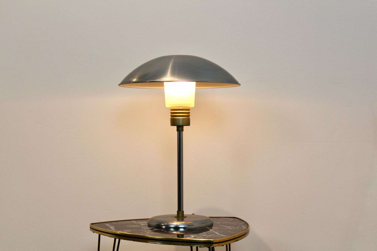 Elegant 1950s French Modernist Desk Lamp In Brushed Steel And Brass Accents