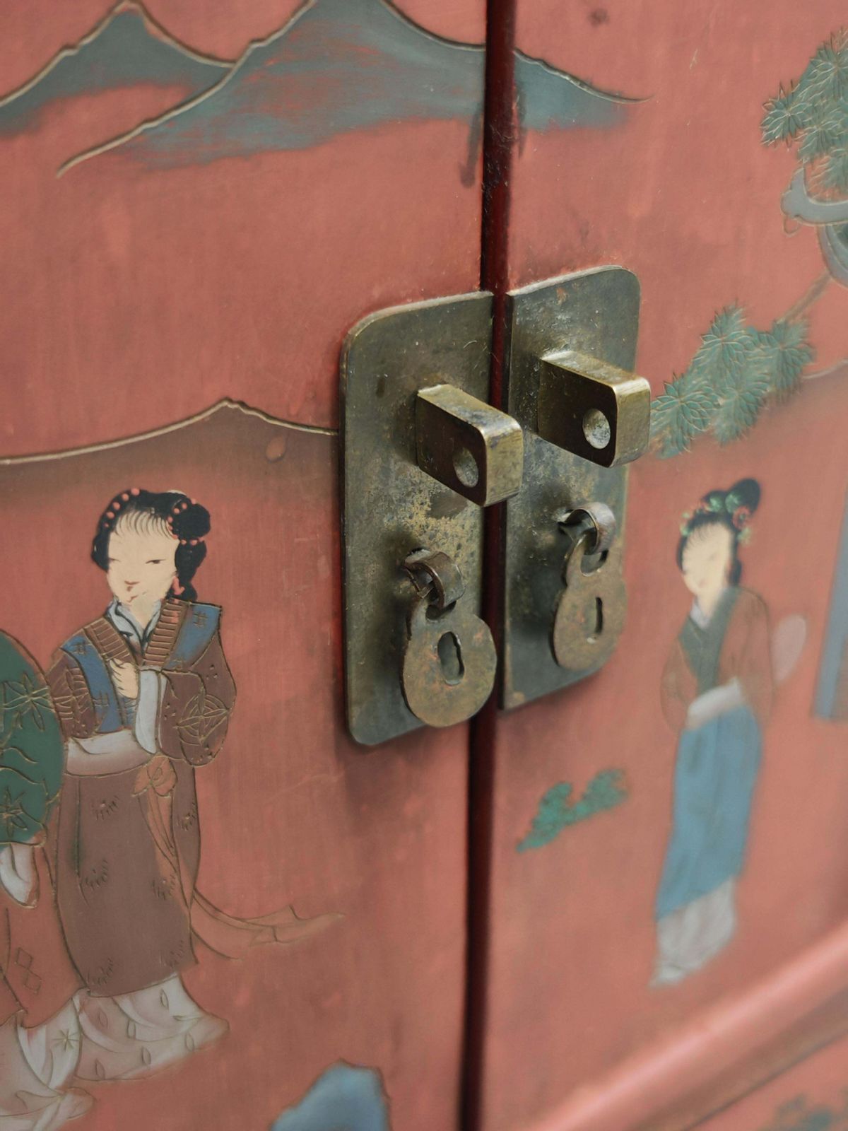 photo vintage Antique Nightstands In Red Lacquer And Hand Painted Ornaments, China 1800s