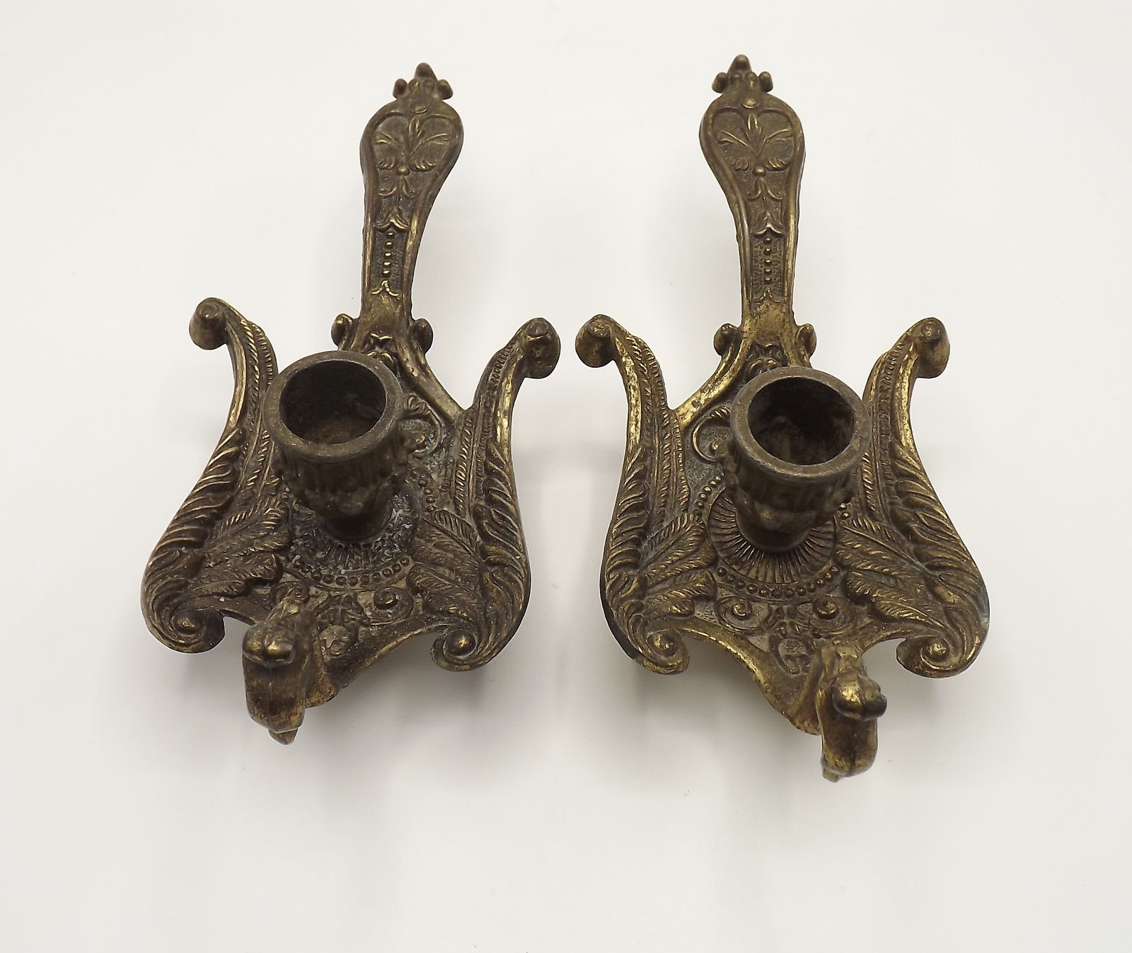 Paire rare de bougeoirs-chambriers en bronze repoussé, motif oiseau de feu/phénix photo Décoration