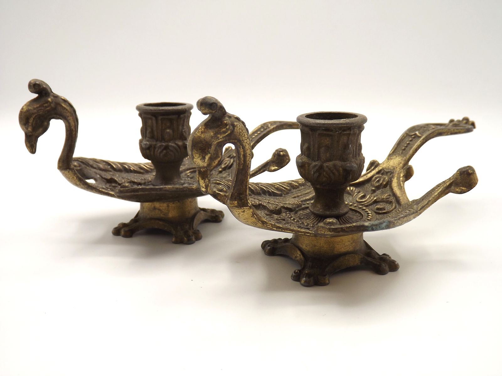 Paire rare de bougeoirs-chambriers en bronze repoussé, motif oiseau de feu/phénix photo for sale