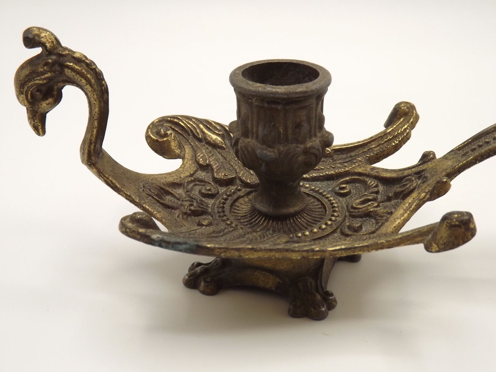 100.0 Paire rare de bougeoirs-chambriers en bronze repoussé, motif oiseau de feu/phénix photo