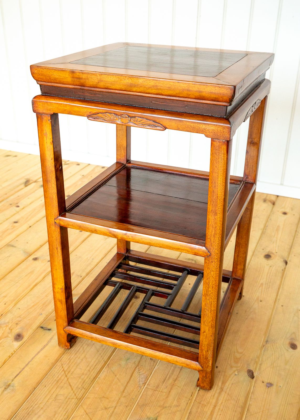 photo vinterior Chinese Tiered Lamp Side Table Antique Qing Dynasty Fretwork Two Tone Blonde Red Scholars Tea Tabl.E 1890 Geometric Blood Ju Yumu Jumu Elm Jiangsu