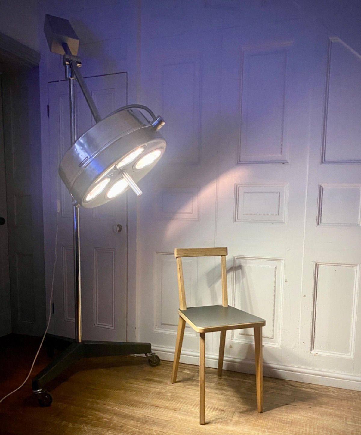 Super Cool Mid Century Chrome Aluminium Operating Theatre Floor Lamp Boom Light. photo 1250.0