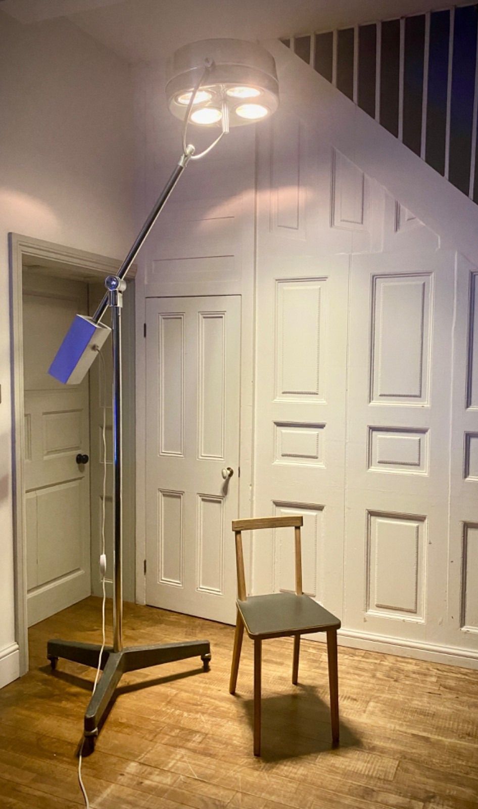 Super Cool Mid Century Chrome Aluminium Operating Theatre Floor Lamp Boom Light. photo vinterior