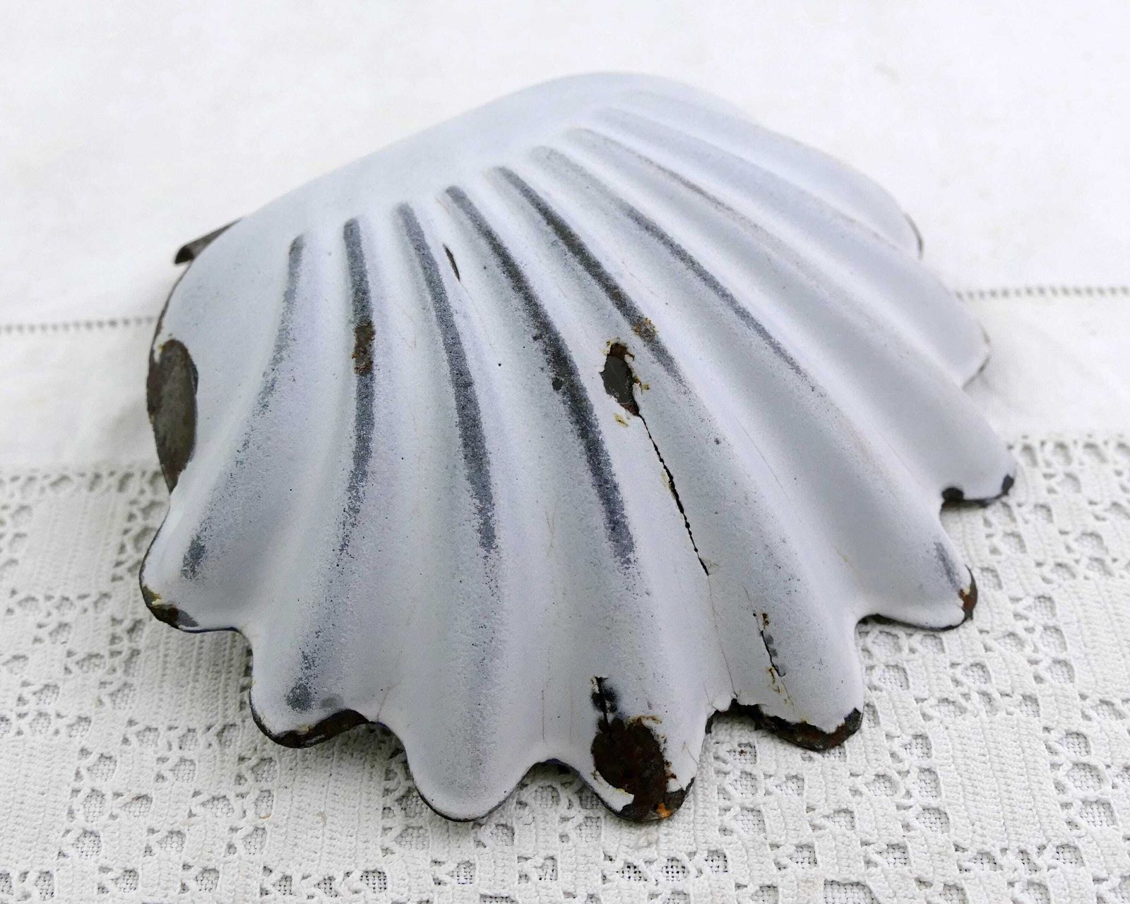 Large Antique French White Enamel Wall Hanging Or Free Standing Scalloped Shell Shaped Soap Holder France, Enamelware Bathroom Soap Bar Dish photo 62.0