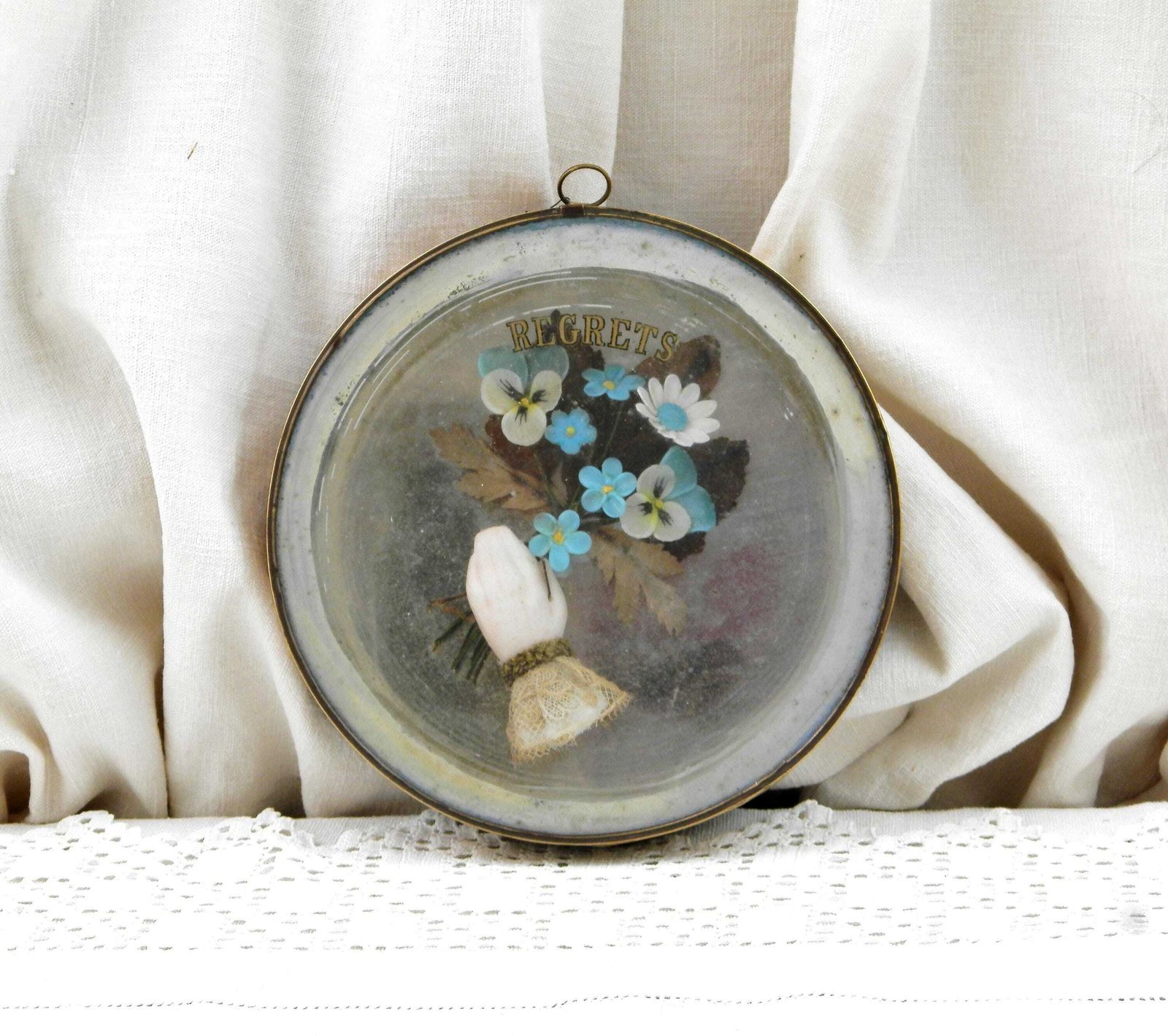 Antieke Franse Rouwschaduwdoos Met Hand En Blauwe Bloemen – Retro 3d Wanddecoratie, Aandenken Uit Frankrijk photo 84.0