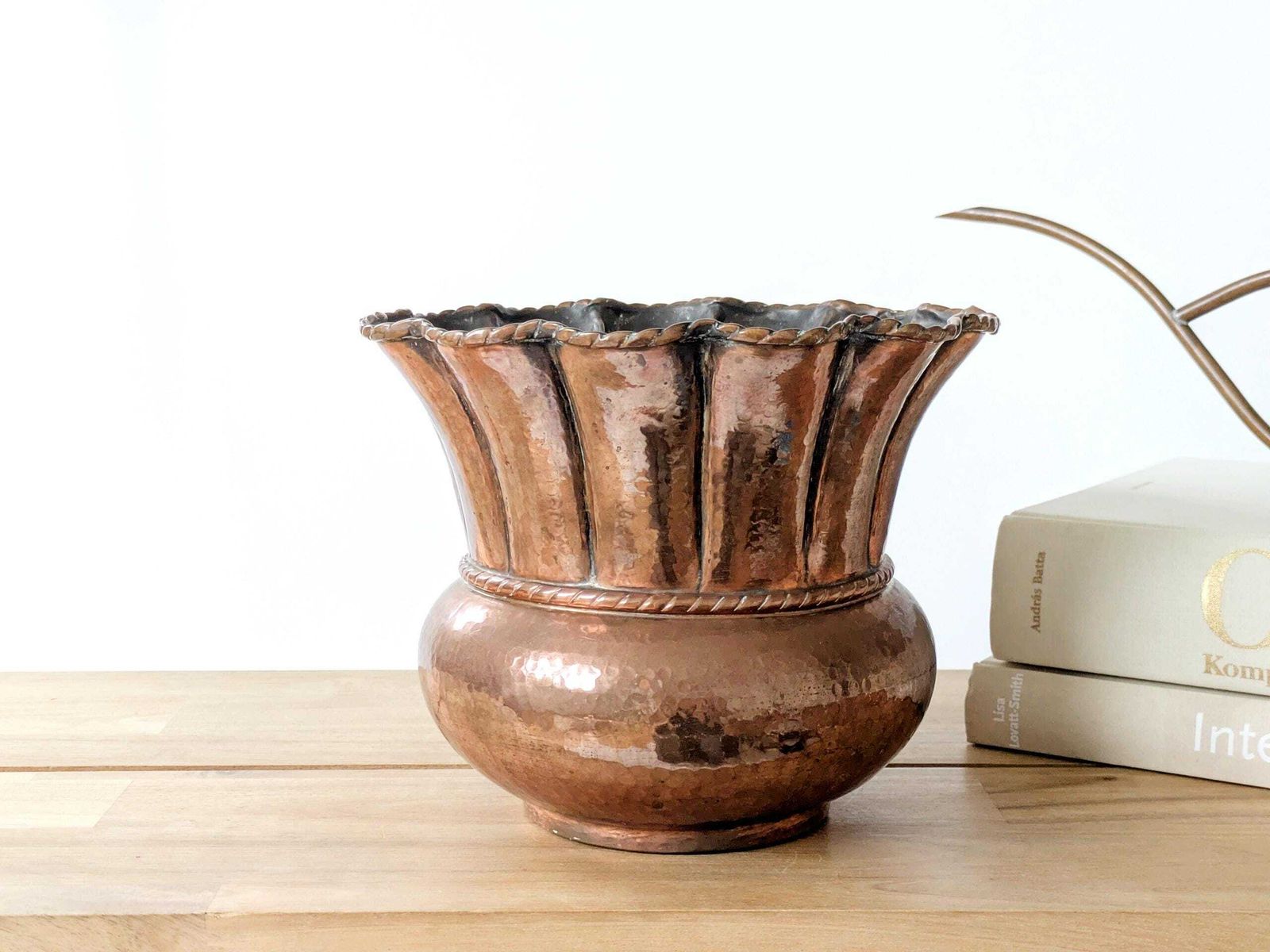 Mid Century Italiaanse Koperen Plantenpot: Handgehamerd Met Geschulpte Rand En Koorddetail photo for sale