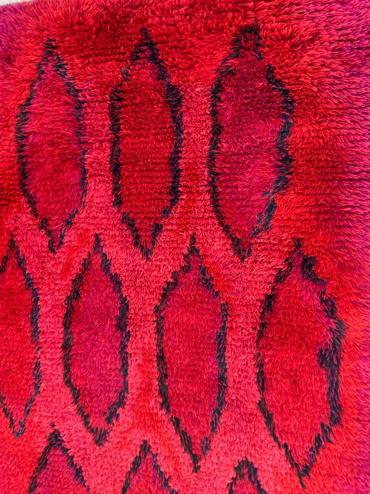 photo vintage Vintage Red Wool Rya Rug Woven Handmade Vintage Scandinavian Design 1970s