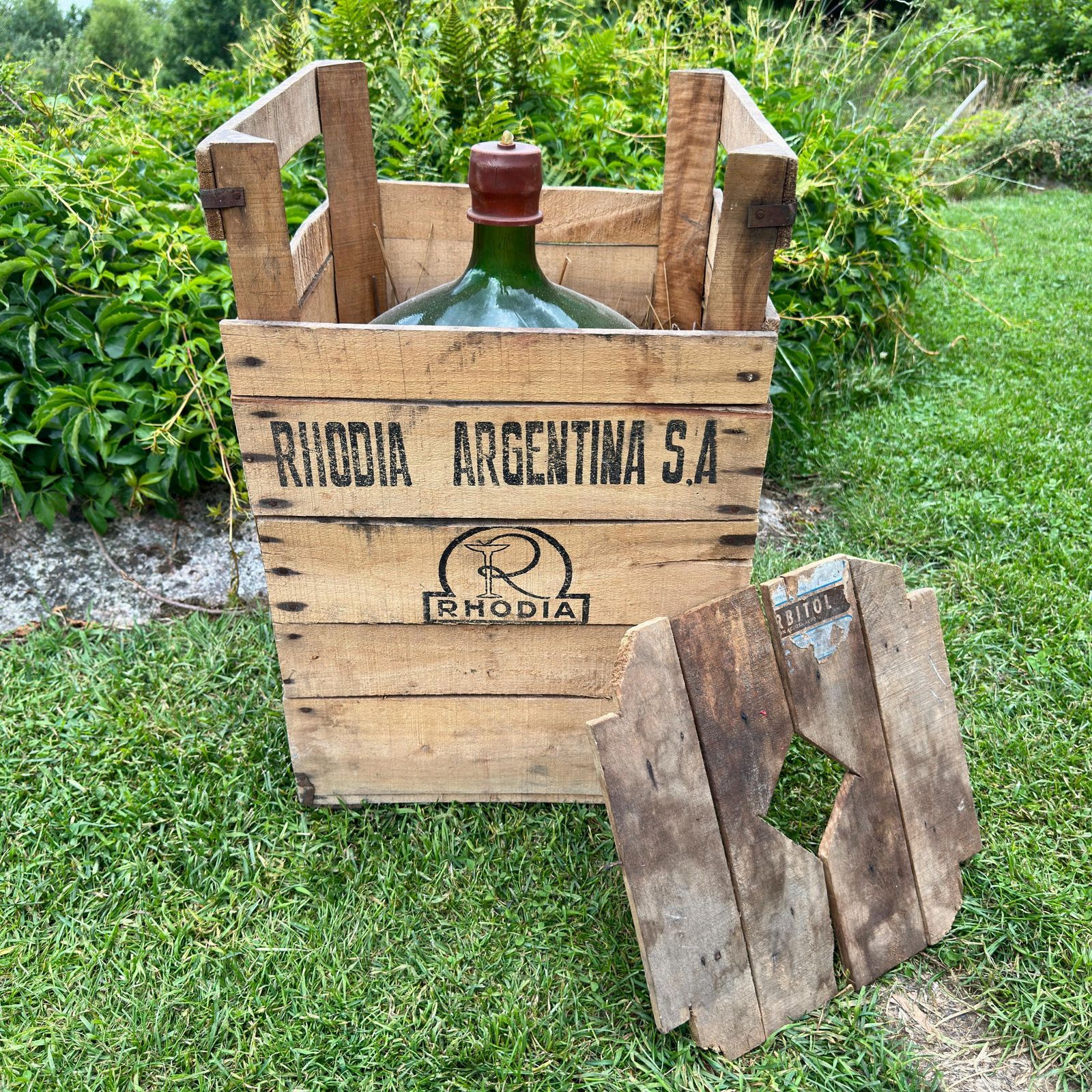 Vintage Green Glass Carboy In Wooden Crate – 1950s Argentine Wine Demijohn, Farmhouse Bar Decor