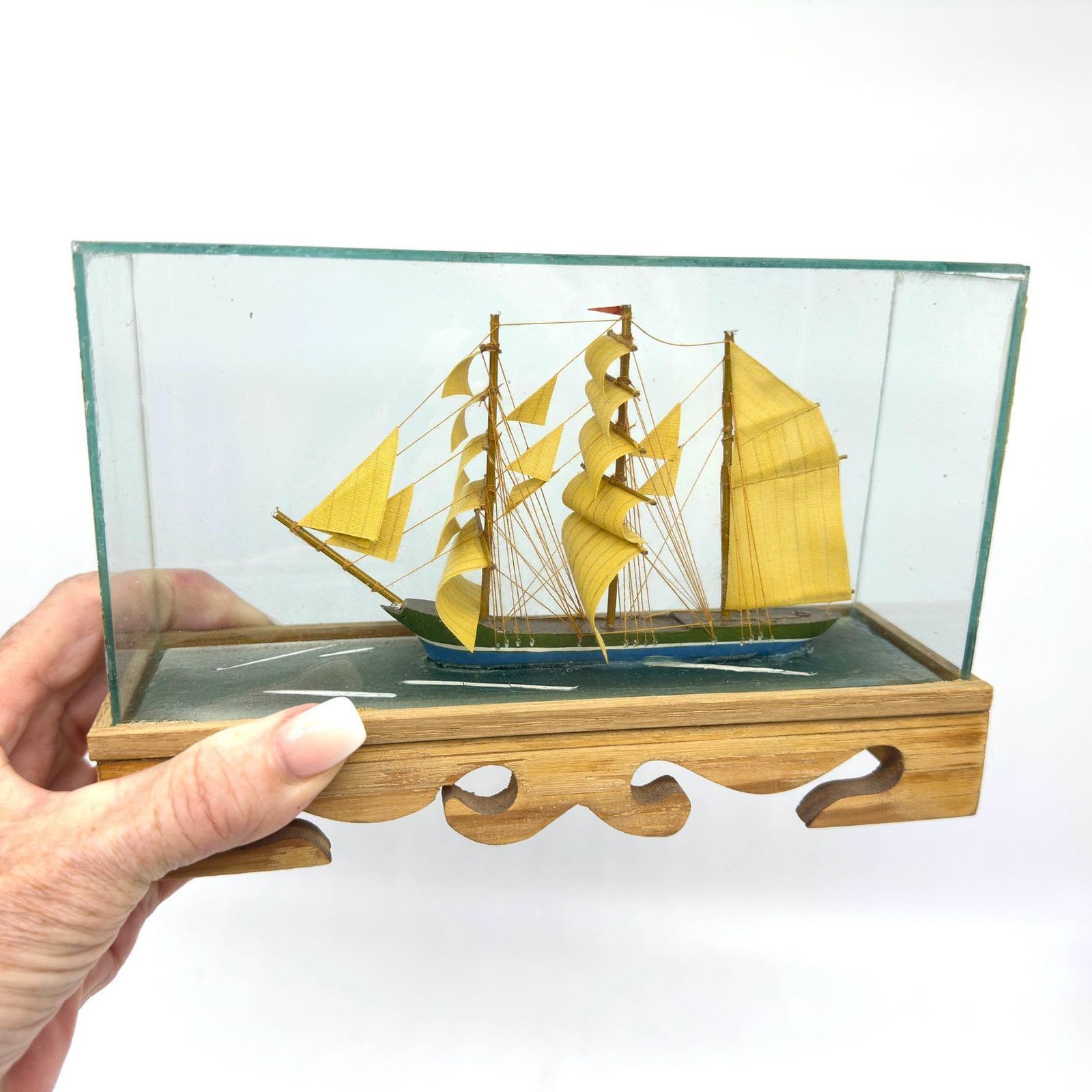 Diorama Vintage Clipper Ship Vitrine En Verre Avec Base En Bois Sculpté Décoration Nautique photo furniture