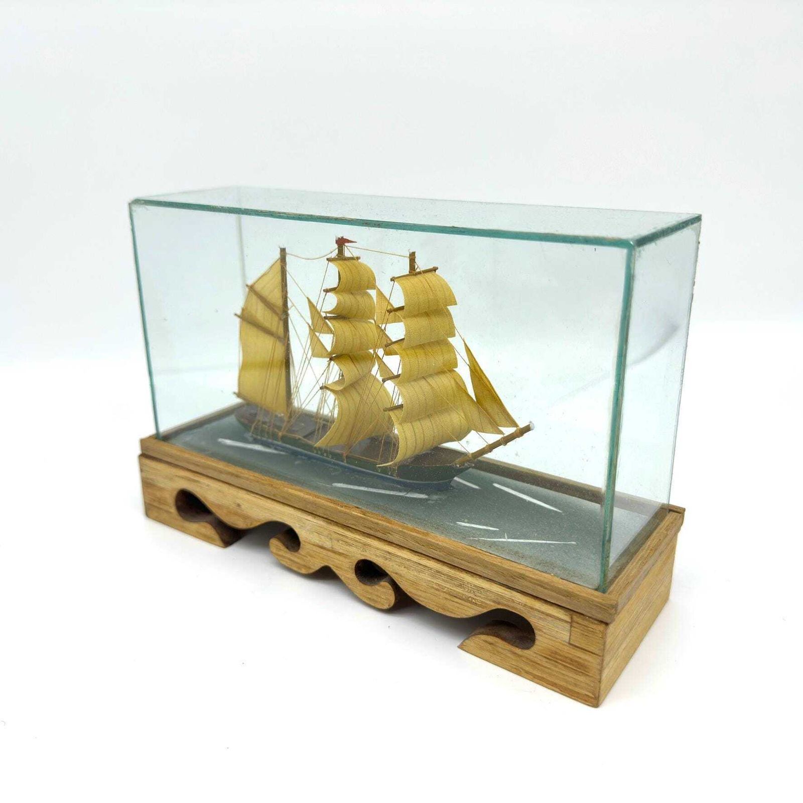 Diorama Vintage Clipper Ship Vitrine En Verre Avec Base En Bois Sculpté Décoration Nautique photo vinterior