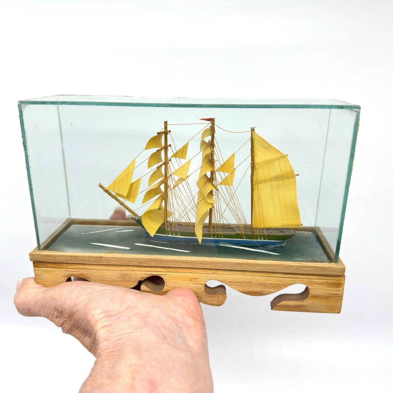 photo for sale Diorama Vintage Clipper Ship Vitrine En Verre Avec Base En Bois Sculpté Décoration Nautique