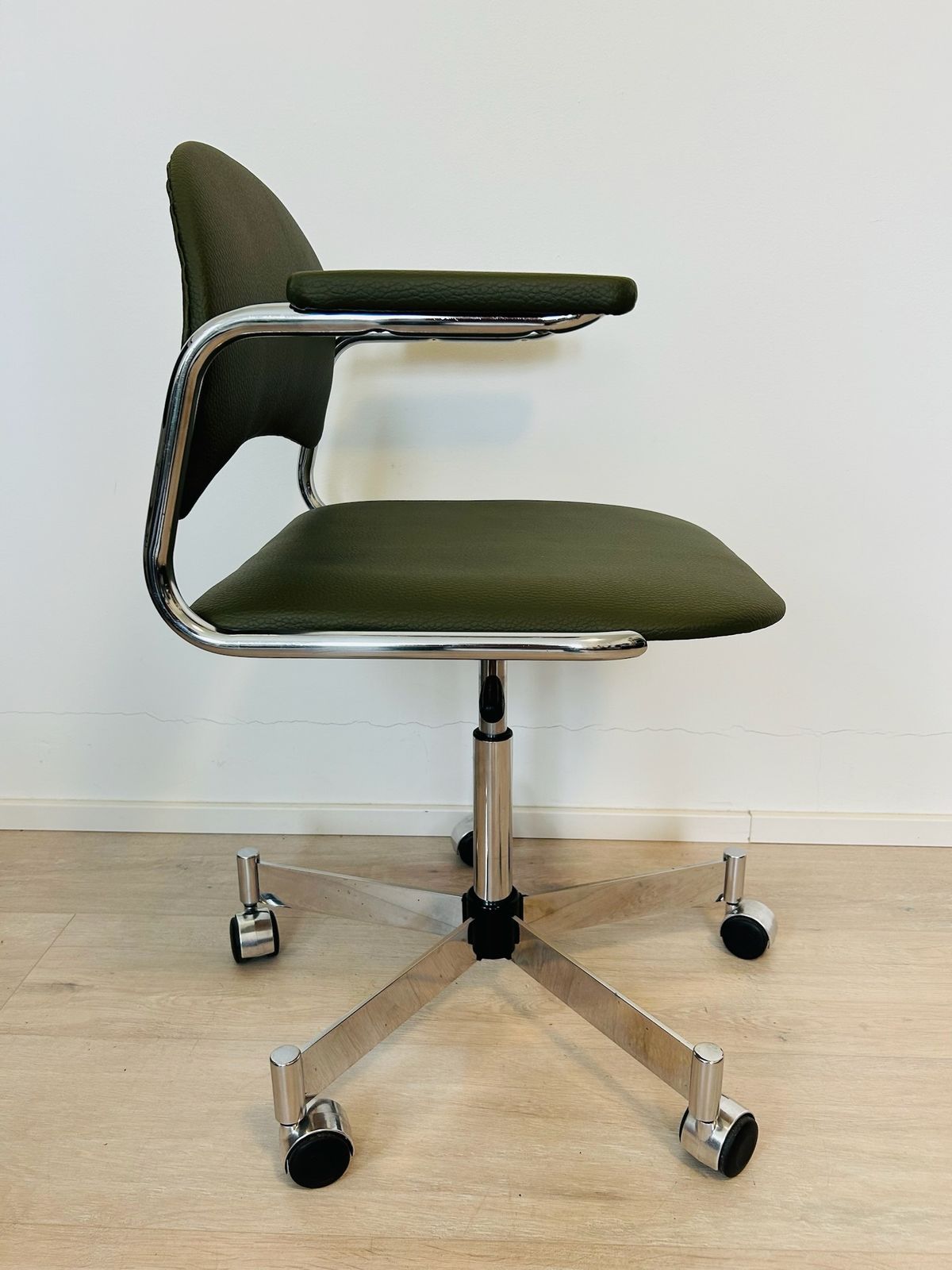 Fully Restored Olive Office Chair By Kovona K 107, Czechoslovakia 1970 photo vinterior