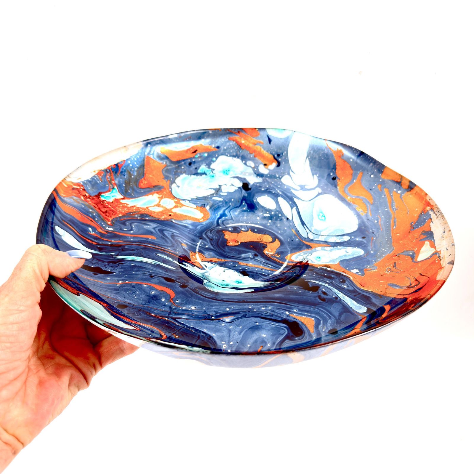 Scandinavisch kunstglas schaal – grote centrepiece met blauw, aqua en oranje marmering, 30,5 cm