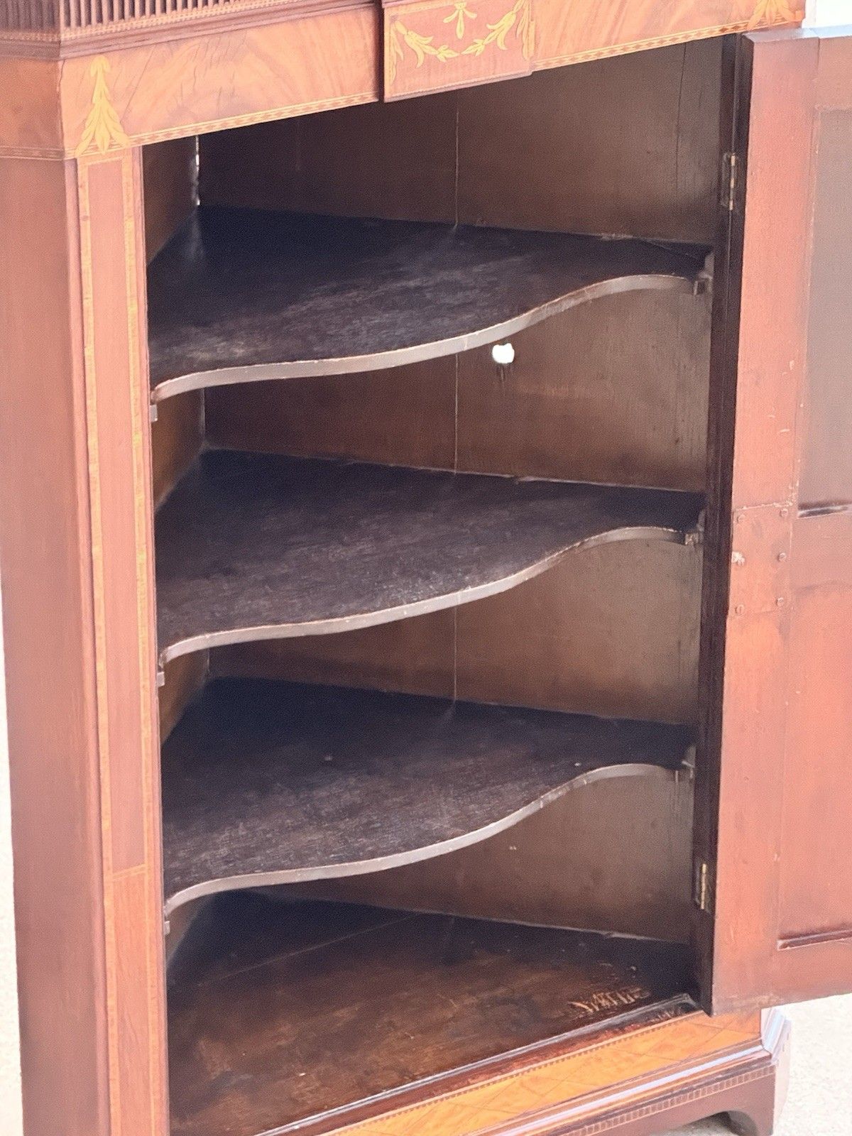photo vintage Rare Edwards & Roberts For Thomas Agnew & Sons Mahogany Inlaid Corner Cabinet