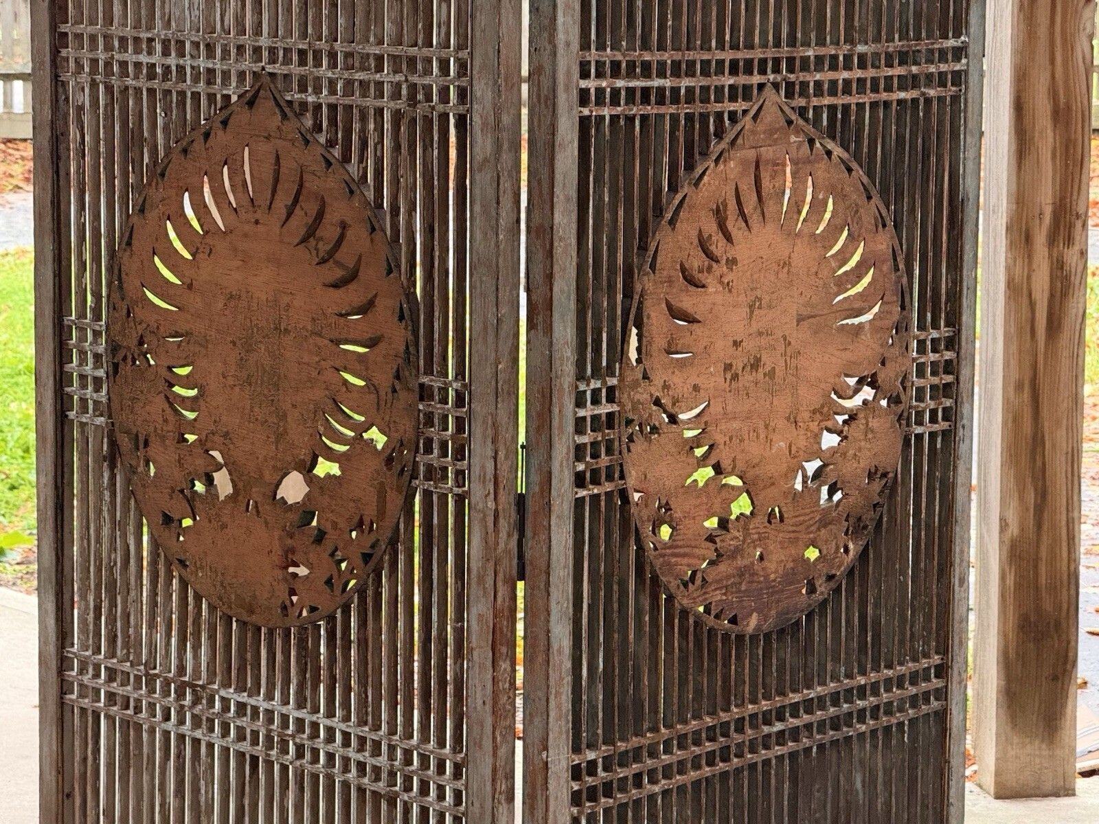 photo vinterior Antique Two Panel Lattice Screen With Carved Peacocks, Floral & Gilt Detail