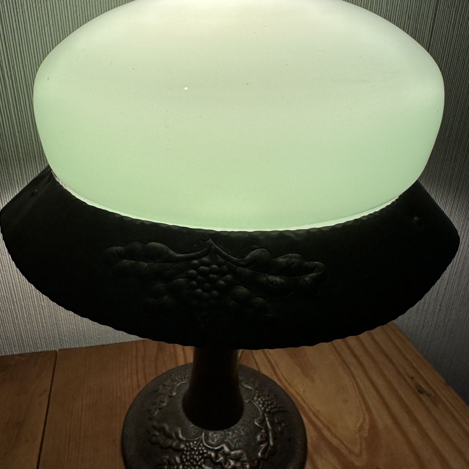 Early 20th Century Hammered Copper Table Lamp With Green Glass Dome – Arts & Crafts / Jugend Style photo furniture