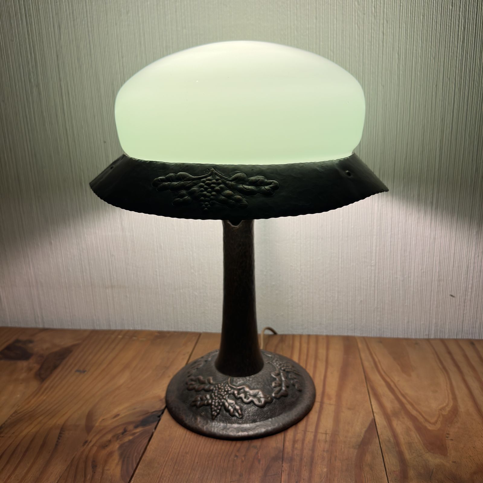 Early 20th Century Hammered Copper Table Lamp With Green Glass Dome – Arts & Crafts / Jugend Style photo vintage