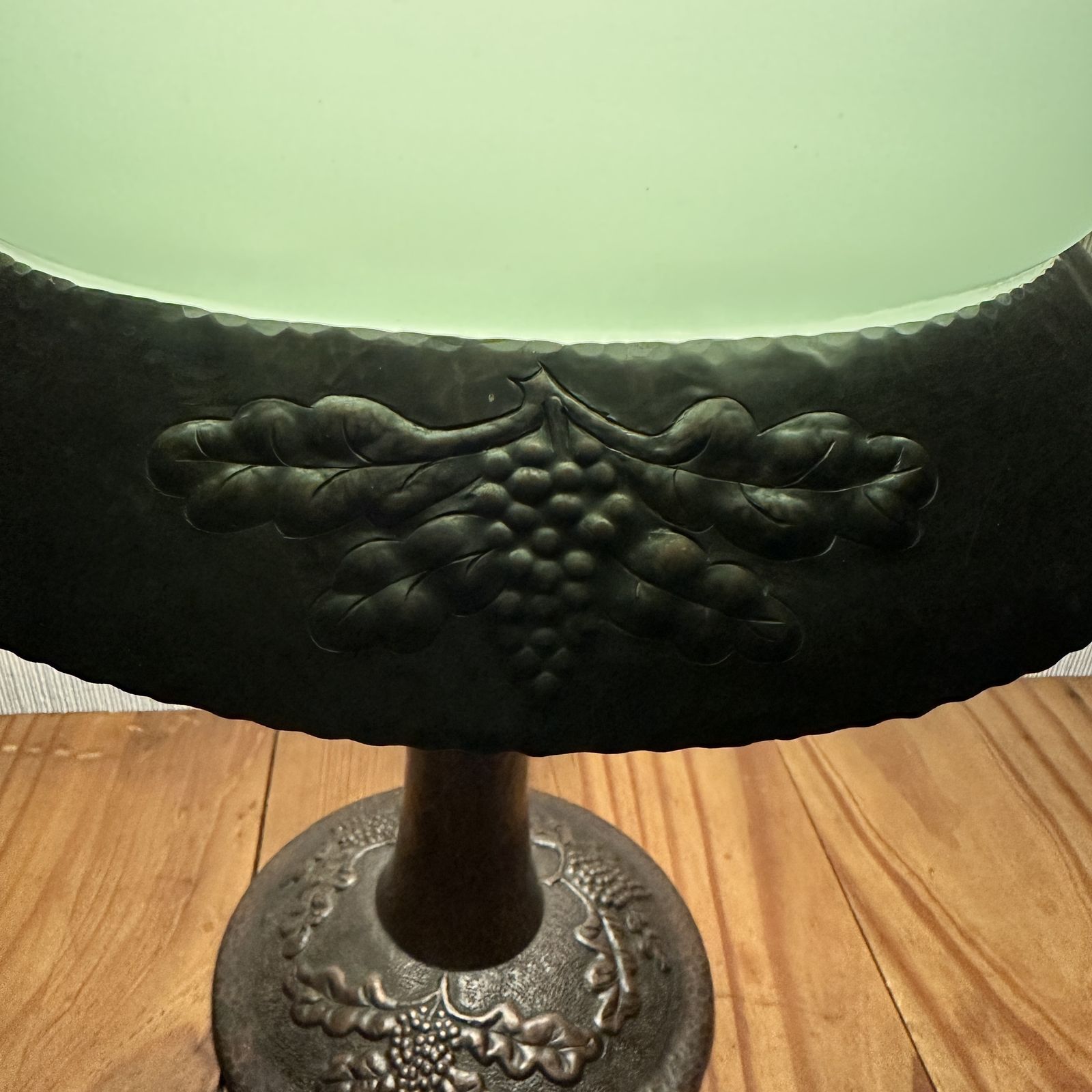 photo furniture Early 20th Century Hammered Copper Table Lamp With Green Glass Dome – Arts & Crafts / Jugend Style