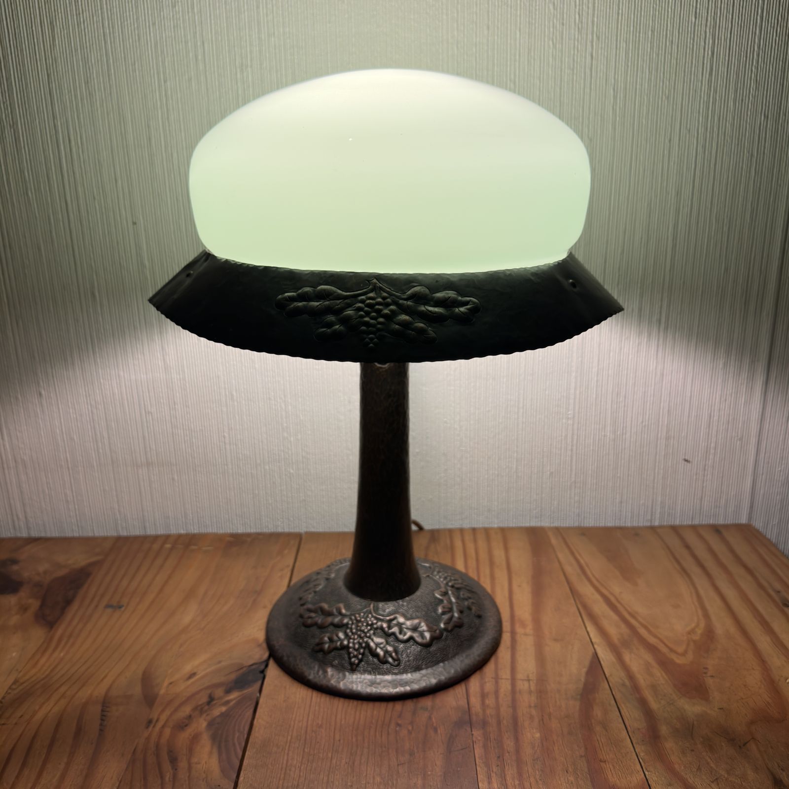 Early 20th Century Hammered Copper Table Lamp With Green Glass Dome – Arts & Crafts / Jugend Style