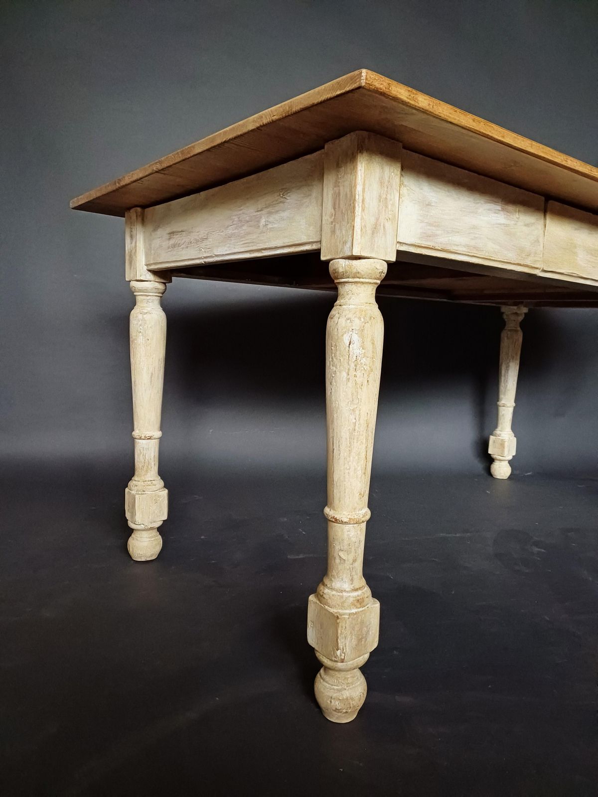 photo vinterior 19th Century French Pine Wood Farm Table With A Painted Base