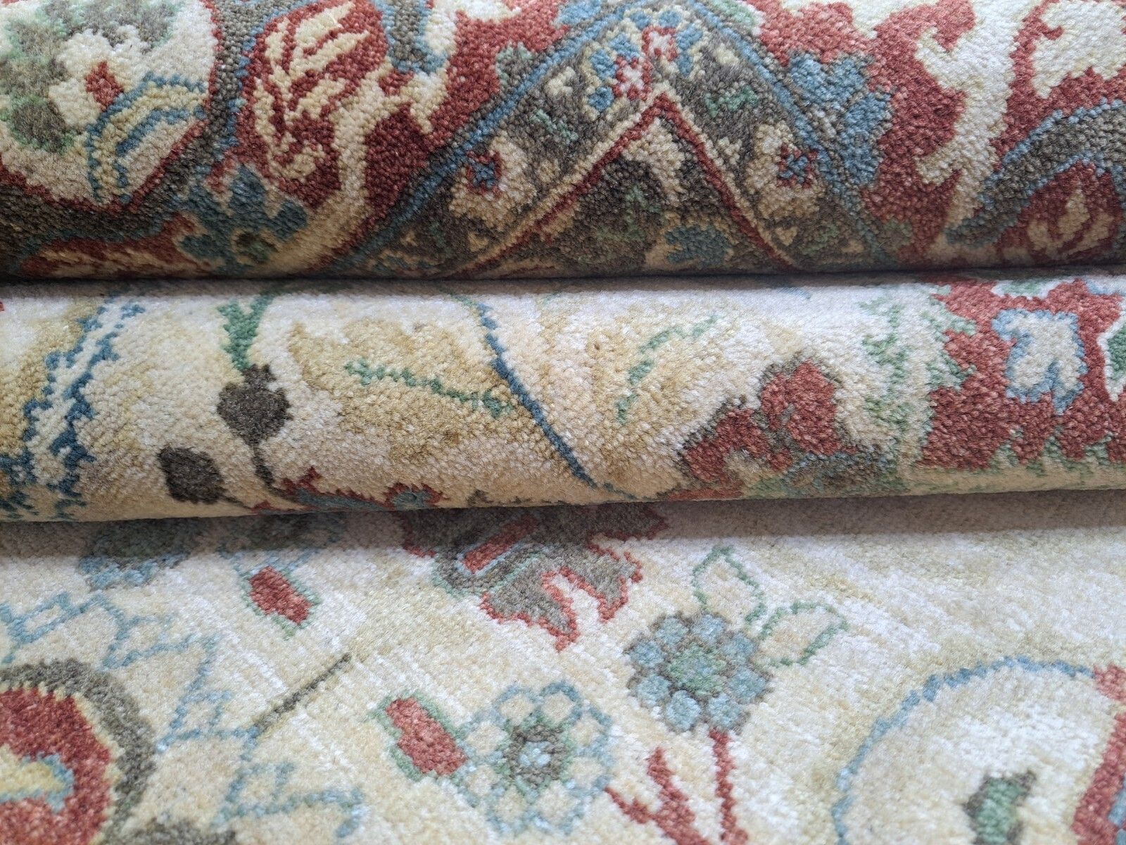 photo furniture 8x10 Ft Hand Knotted Rug. 100% Wool. Antique Heriz Inspired Design Carpet