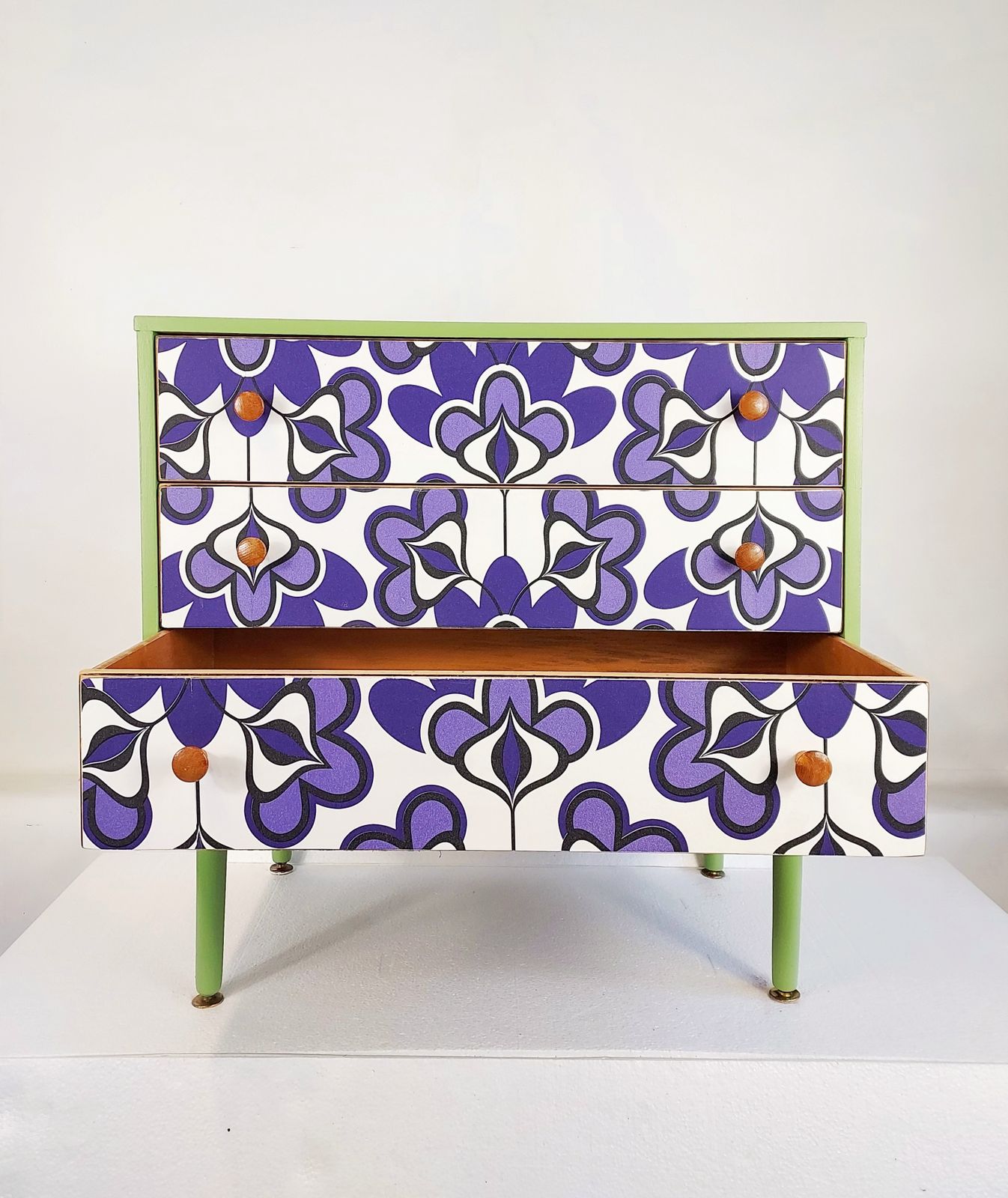 photo vintage Chest Of Drawers In Yeabridge Green And Retro Pattern