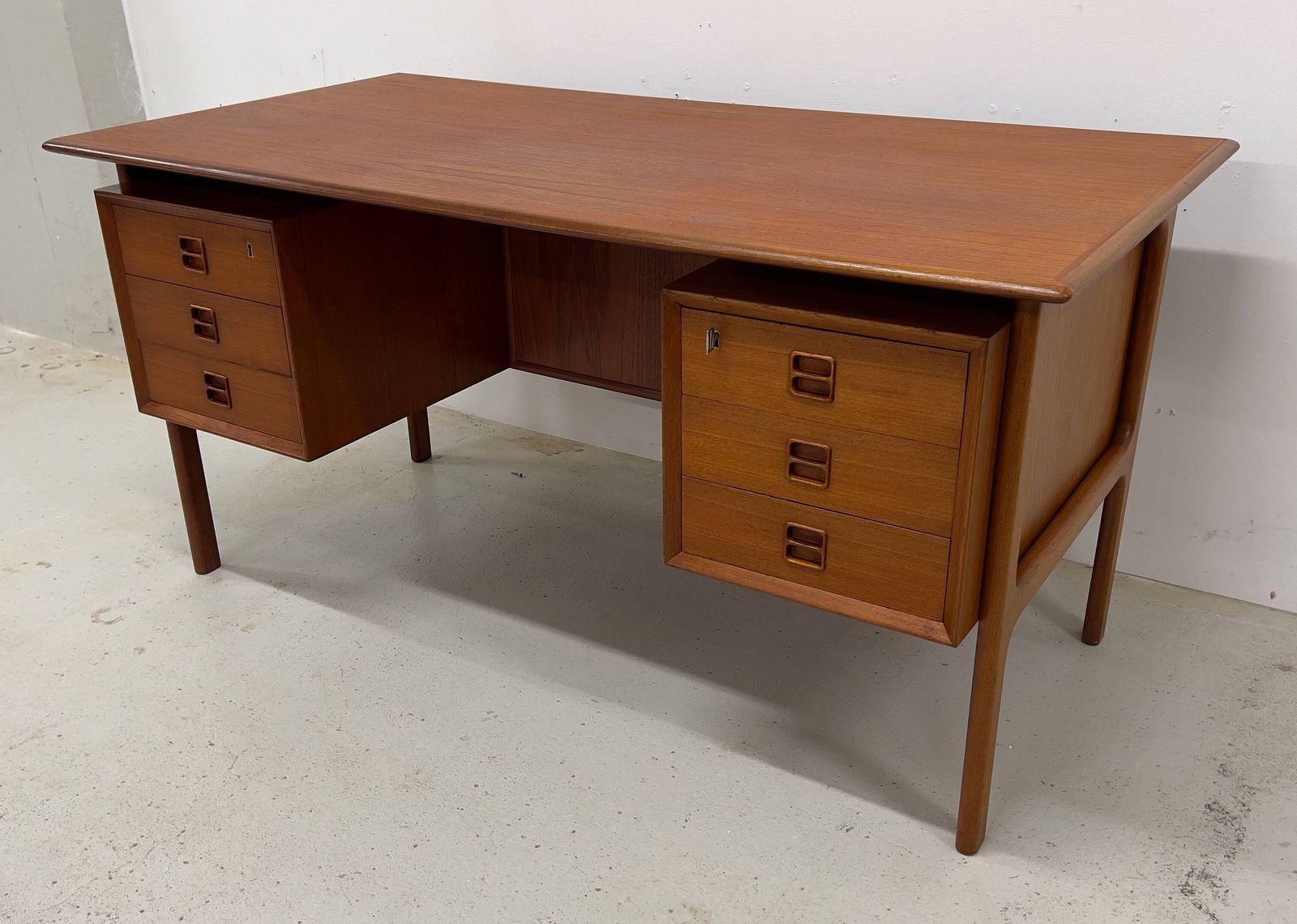Page 1 Of 18 Teak Executive Desk By Arne Vodder For Brouer, 1960s. photo vinterior